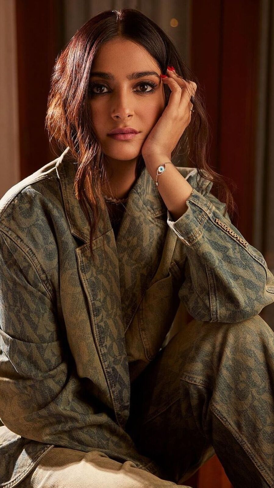 Sonam Kapoor Photos: লেটেস্ট ফটোশ্যুটে আগুন ধরানো লুকে সোনম, স্ত্রীর প্রশংসায় পঞ্চমুখ আনন্দ কী বললেন