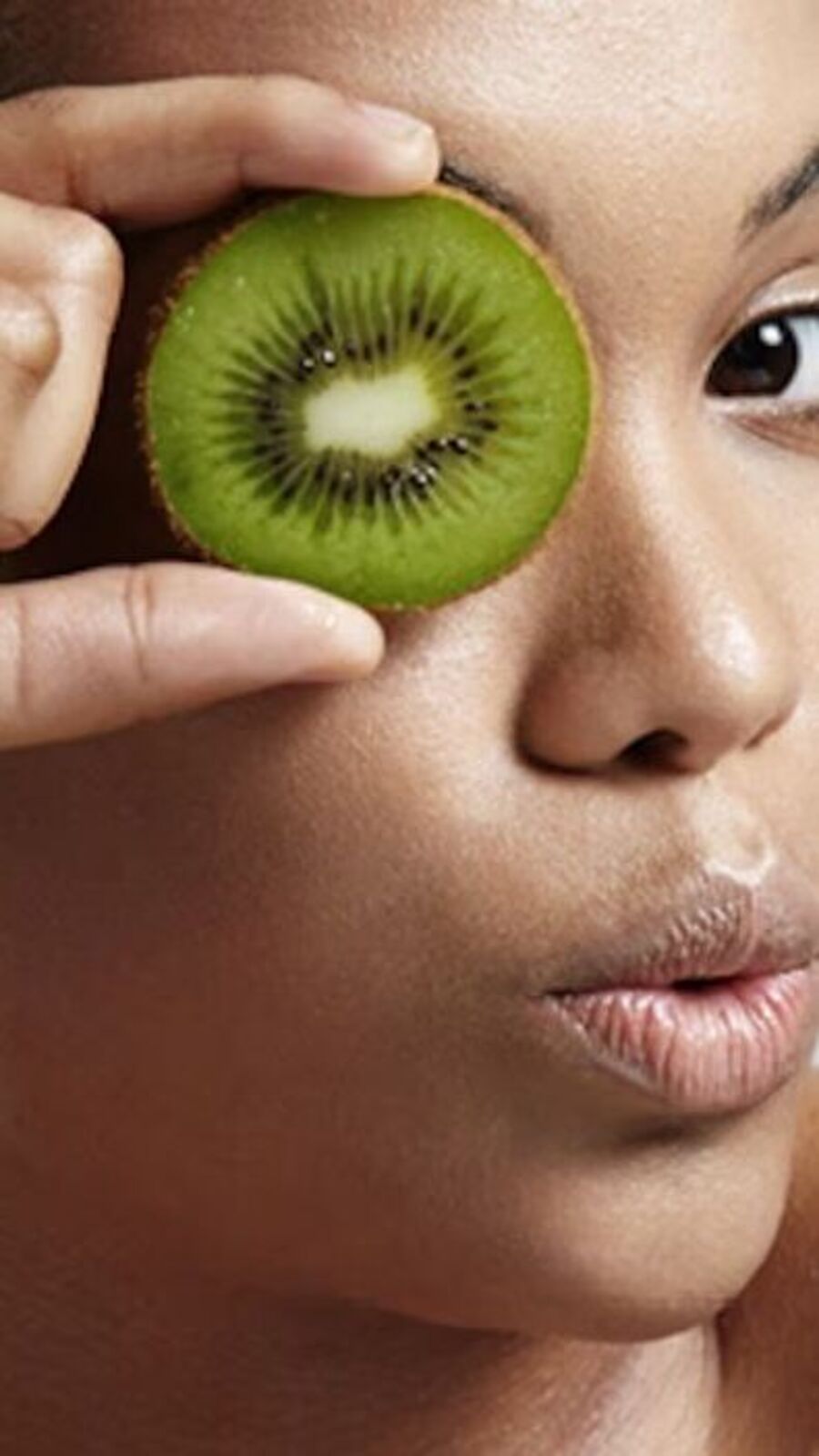 Kiwi For Skin: বলি নায়িকাদের উজ্জ্বল ত্বকের রহস্য এই ফলের শাস! দেখুন কীভাবে মাখবেন মুখে