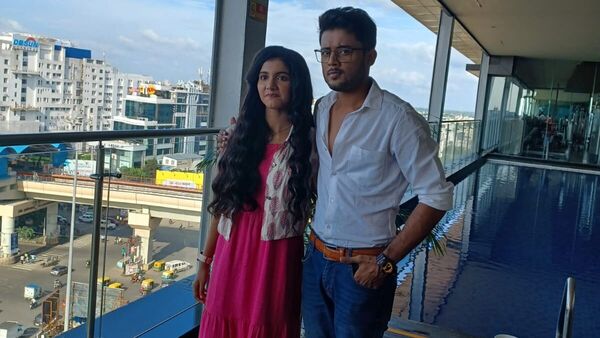<p>নায়ক দুর্জয় অর্থাৎ অর্কপ্রভর সঙ্গে অভিকা </p> <p>নায়ক দুর্জয় অর্থাৎ অর্কপ্রভর সঙ্গে অভিকা </p>