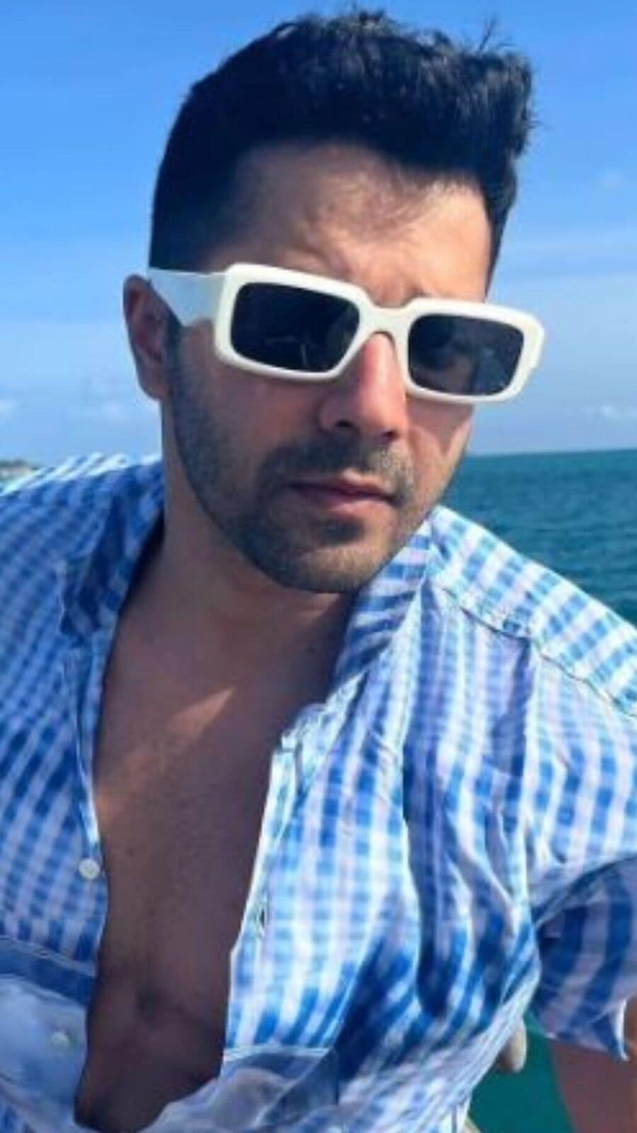 Varun Dhawan Photos: মলদ্বীপে ফুরফুরে মেজাজে বরুণ, ওয়াটার স্পোর্ট করতে গিয়ে পড়লেন ধপাস করে