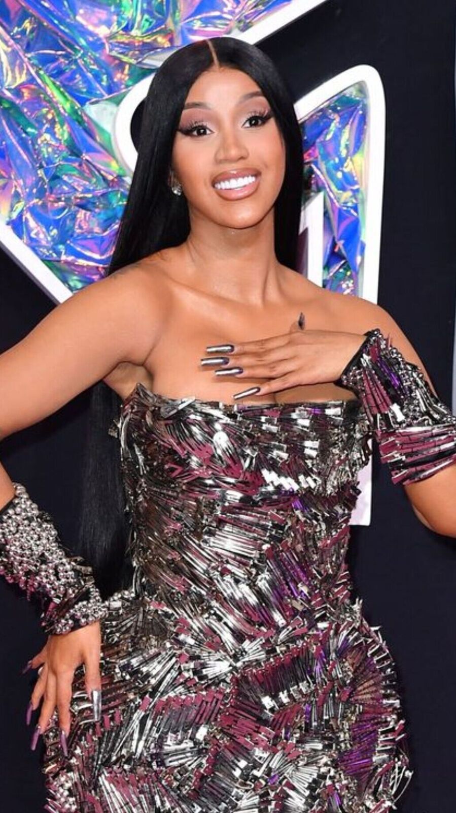 Cardi B Silver Clip Dress: MTV VMA-তে গ্ল্যামারের ছড়াছড়ি, চুলের ক্লিপ দিয়ে তৈরি পোশাকে কার্ডি বি