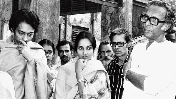 <p>মৃণাল সেনের পরিচালনায় চলছিল শ্যুটিং</p> <p>মৃণাল সেনের পরিচালনায় চলছিল শ্যুটিং</p>