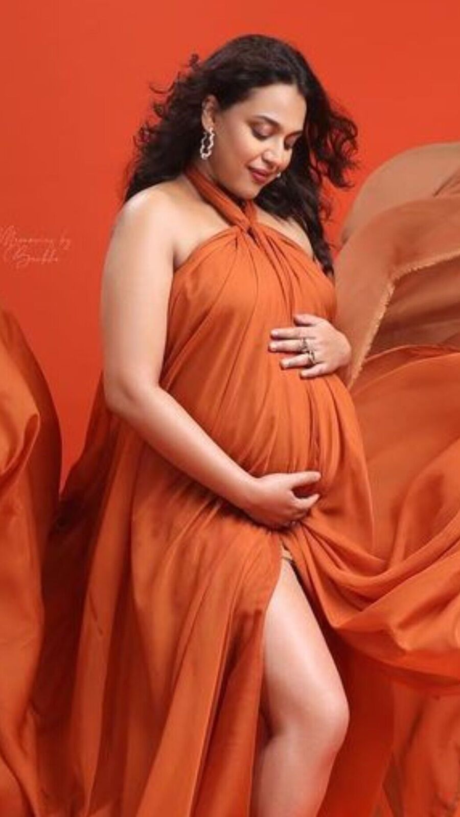 Swara Bhasker Baby Bump: চোখে-মুখে ফেটে পড়ছে মাতৃত্বের জেল্লা, স্বরা যেন রাজকুমারী