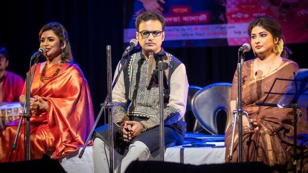 Bengali songs concert: কলকাতা ফিরে গেল ৫০ বছর আগে! স্বর্ণযুগের গানে মঞ্চ মাতালেন এই সময়ের শিল্পীরা