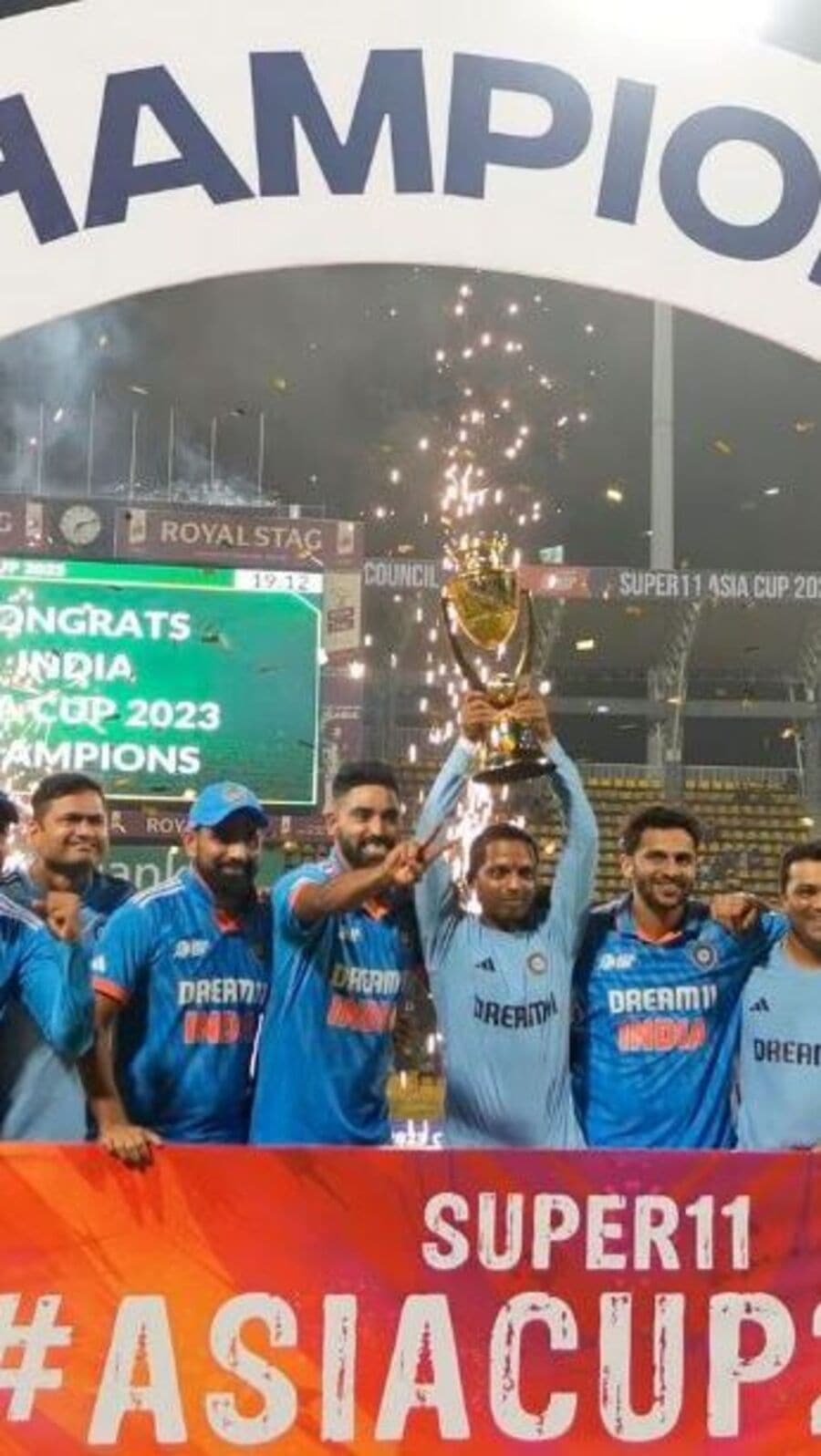 Asia Cup Final: শ্রীলঙ্কার বিরুদ্ধে এশিয়া কাপ জয়ের পর টিম ইন্ডিয়ার সেলিব্রেশন, দেখুন দারুণ সব ছবি