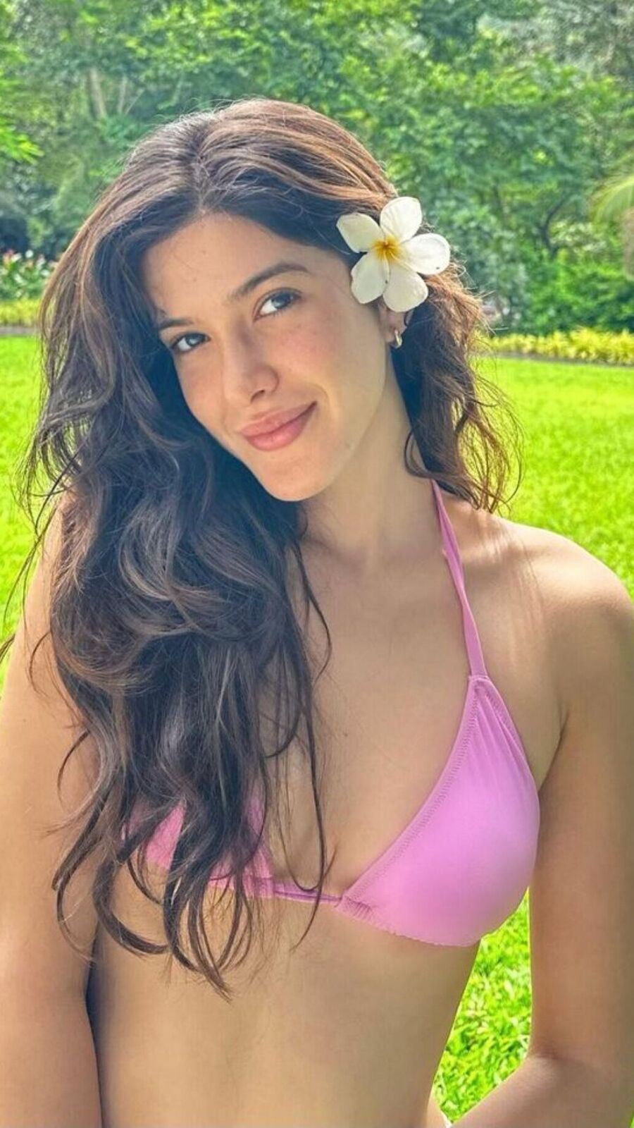 Shanaya Kapoor Photos: বিকিনি আর ঢিলেঢালা ট্রাউজারে শানায়া, কোথায় বেড়াতে গিয়ে পরলেন এমন পোশাক