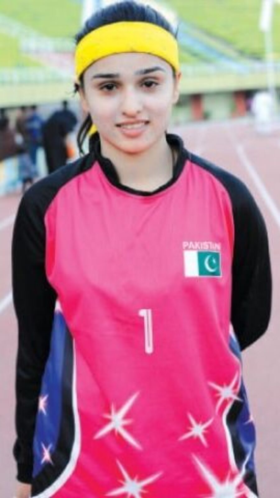 Footballer Syeda Mahpara: যদিও গোলকিপার, টেক্কা দিতে পারেন যে কোনও মডেলকে! পাকিস্তানের এই সুন্দরীকে চেনেন