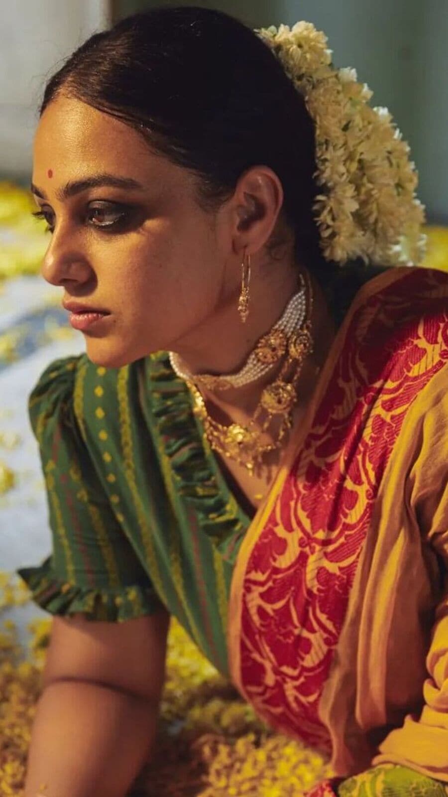 Nithya Menen Photos: ‘নিত্যা’ তোমার যে ফুল ফোটে... কবিগুরুর কথা থেকেই যেন উঠে এলেন অভিনেত্রী, দেখুন ছবি