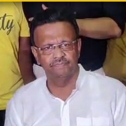 <p>'বলুন আমি চোর....', CBI-র ম্যারাথন অভিযানের পর স্ত্রী-মেয়ের পাশে বসে গলা ধরল ফিরহাদের</p>