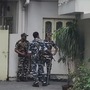 <p>ভিতরে সিবিআই, ফিরহাদ হাকিমের বাড়িতে কেন্দ্রীয় বাহিনীর পাহারা। </p>