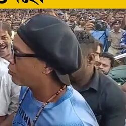 <p>দুর্গাপুজোয় মিশে গেল ব্রাজিলের সাম্বা! নরেন্দ্রপুরে পুজোর উদ্বোধন রোনাল্ডিনহোর</p>