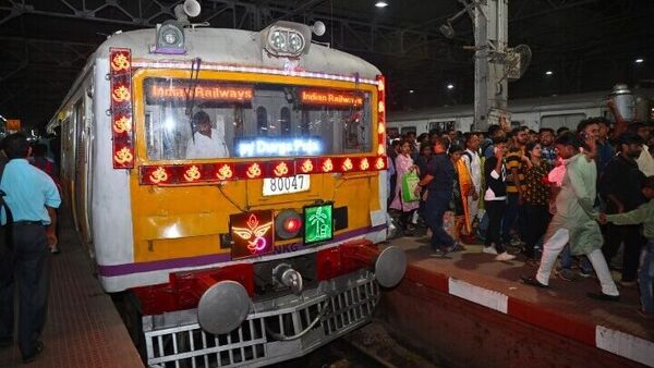 Rail earning during Puja: পুজোর ৬ দিনে ১ কোটিরও বেশি যাত্রী শিয়ালদায়, হল বিপুল আয়