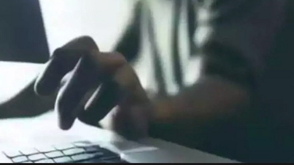 <p>প্রযোজকের অ্যাকাউন্ট থেকে টাকা সরিয়ে নিল পরিচারক</p> <p>প্রযোজকের অ্যাকাউন্ট থেকে টাকা সরিয়ে নিল পরিচারক</p>