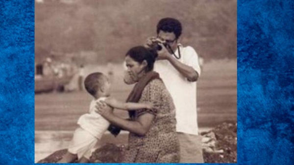 <p>মা সুতপার সঙ্গে ছোট্ট বাবিল, ছবি তুলছেন ইরফান</p> <p>মা সুতপার সঙ্গে ছোট্ট বাবিল, ছবি তুলছেন ইরফান</p>