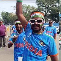 <p>LIVE: বিরাট গর্জনে কাঁপছে কলকাতা, ইডেনের সামনে শুধু একটাই নাম ‘কোহলি’</p>