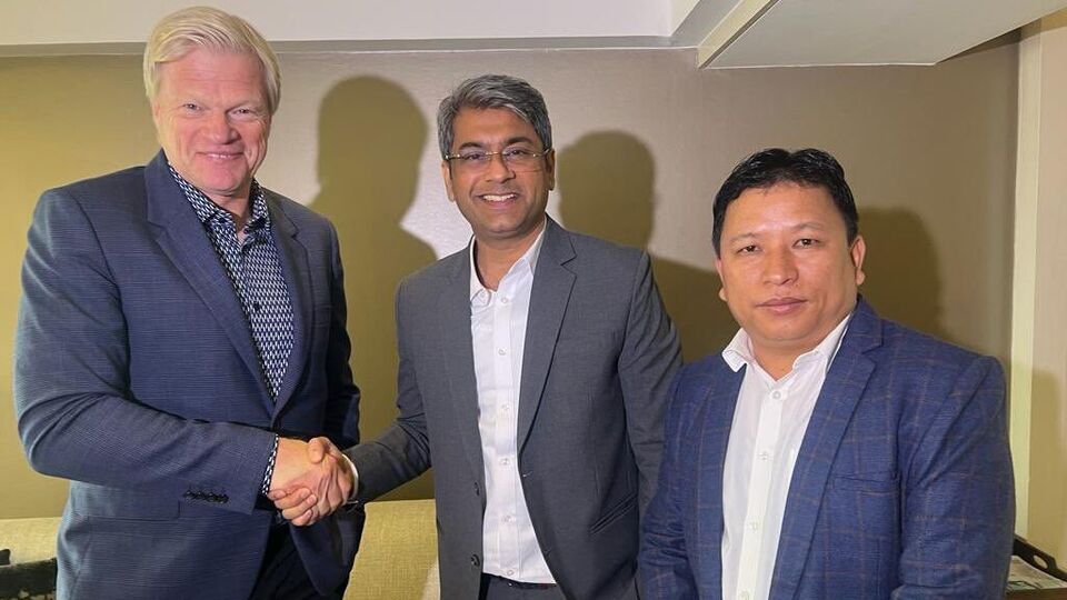 কল্যাণ চৌবে এদিন এক সাংবাদিক সম্মেলন করেন। সেখানেই তিনি জানিয়ে দেন, ম্যানোলো মার্কুয়েজের ভবিষ্যৎ নিয়ে খুব জলদি সিদ্ধান্ত নিতে চলেছে এআইএফএফ। চলতি মাসের মধ্যেই ফেডারেশন সিদ্ধান্ত নিয়ে নেবে যে জাতীয় দলের দায়িত্ব ম্যানোলো থাকবেন, না অন্য কেউ আসবেন। (ছবি-এক্স)