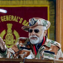 <p>Lepcha [Himachal Pradesh], Nov 12 (ANI): Prime Minister Narendra Modi addresses the security forces during the Diwali festival celebrations, at Lepcha village on Sunday. (ANI Photo)</p> (ANI)