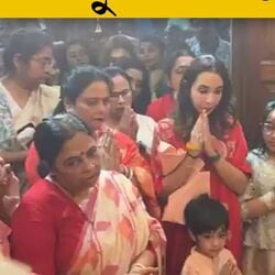 <p>রুজিরা-অভিষেকের পাশে দাঁড়িয়ে কালীপুজোয় অঞ্জলি মমতার, বাজালেন কাঁসর, রাঁধলেন ভোগ</p>