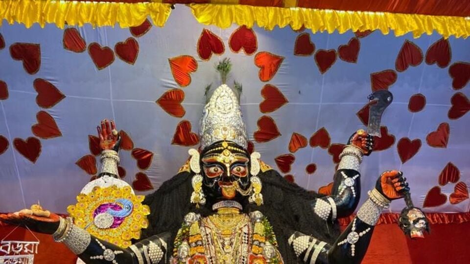 প্রিয়জনদের জানান কালীপুজোর শুভেচ্ছা
