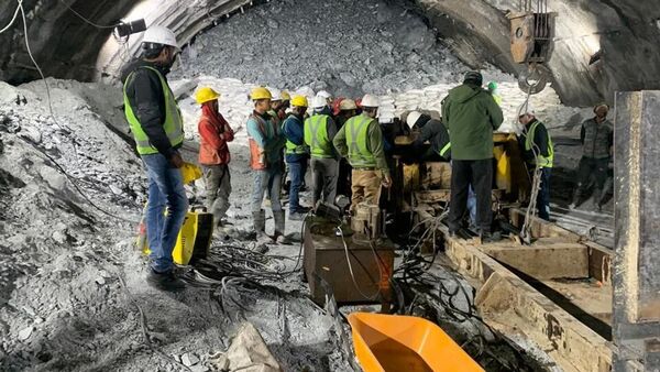 Uttarkashi Tunnel Collapse Latest Update: কারও বমি হচ্ছে, কেউ মাথা ব্যথায় কাবু, উত্তরকাশির টানেলে ৩ দিন পরও আটকে ৪০ জন