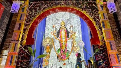 শোনা যায় অসুর দমন করে দেব কূলে অহংকার জন্মেছিল। দেবতারা মনে করেছিলেন মহিষাসুর বধের কৃতিত্ব তাঁদেরই। এই অহংকার দমনে দেবী মহায়ামা জগদ্ধাত্রী রূপে অবতীর্ণ হন। তদেবী মহামায়া একখণ্ড তৃণ দেবতাদের দিকে ছুঁড়ে দেন তাঁদের অহংকার দমন করে তাঁদের শক্তি পরীক্ষা করতে। দেবরাজ ইন্দ্র থেকে অগ্নিদেব, বায়ুদেব কেউই সেই তৃণ দমন করতে পারেননি। ব্যর্থ হন বরুণদেবও। দেবতাদের অহং দমনে এরপর সালঙ্কারা দেবী জগদ্ধাত্রী আবির্ভূত হন, তিনি দেখিয়ে দেন অহংকের কুরূপ। শোনা যায় অসুর দমন করে দেব কূলে অহংকার জন্মেছিল। দেবতারা মনে করেছিলেন মহিষাসুর বধের কৃতিত্ব তাঁদেরই। এই অহংকার দমনে দেবী মহায়ামা জগদ্ধাত্রী রূপে অবতীর্ণ হন। তদেবী মহামায়া একখণ্ড তৃণ দেবতাদের দিকে ছুঁড়ে দেন তাঁদের অহংকার দমন করে তাঁদের শক্তি পরীক্ষা করতে। দেবরাজ ইন্দ্র থেকে অগ্নিদেব, বায়ুদেব কেউই সেই তৃণ দমন করতে পারেননি। ব্যর্থ হন বরুণদেবও। দেবতাদের অহং দমনে এরপর সালঙ্কারা দেবী জগদ্ধাত্রী আবির্ভূত হন, তিনি দেখিয়ে দেন অহংকের কুরূপ। 