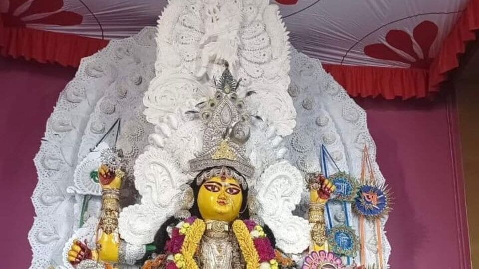 সিংহ বাহিনী চতুর্ভূজা দেবী জগদ্ধাত্রীর আরাধনায় আজ মেতেছে বাংলা। এই পুজোতে নবমীর পুজোকেই বিশেষ গুরুত্ব দেওয়া হয়। ২১ নভেম্বর ২০২৩ সালে পড়েছে জগদ্ধাত্রী পুজোর নবমী। এই পুজো ঘিরে একাধিক পৌরাণিক কাহিনি বর্ণিত রয়েছে। সেই কাহিনি জানার সঙ্গে সঙ্গে দেখে নেওয়া যাক, জগদ্ধাত্রী পুজো ২০২৪ সালে কত তারিখে পড়ছে।