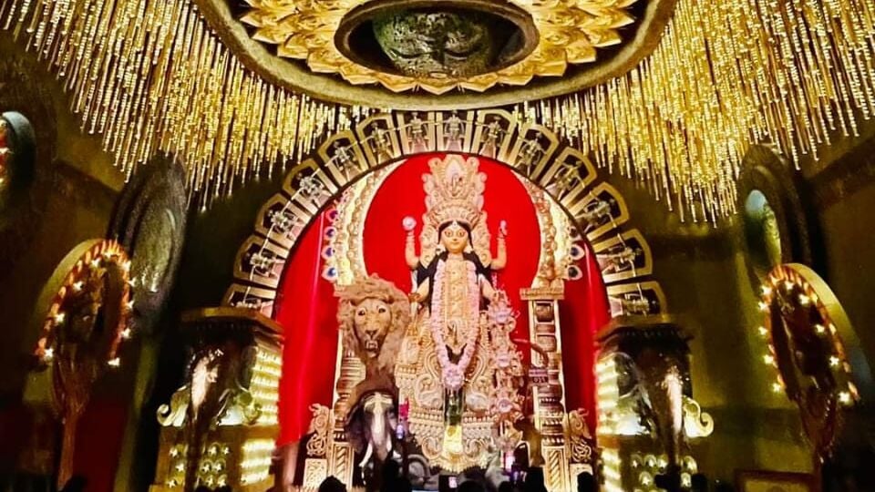 জগদ্ধাত্রী দেবীর রূপের বর্ণনায় শোনা যায়, তাঁর গাত্র বর্ণ উদিত সূর্যের মতো। দেবীর বান সিংহ। তবে সিংহের নিচে দেখা যায় হস্তি মুণ্ড। কেন এই হস্তি মুণ্ড দেখা যায়, তা নিয়ে রয়েছে বহু কৌতূহল। পৌরাণিক কাহিনি বলছে, ওই হাতিই আসলে করীন্দ্রাসুর। এই করীন্দ্রাসুর বধ অর্থাৎ অহংকারকে বধ। সেই কাহিনি দেখে নেওয়া যাক।&nbsp;