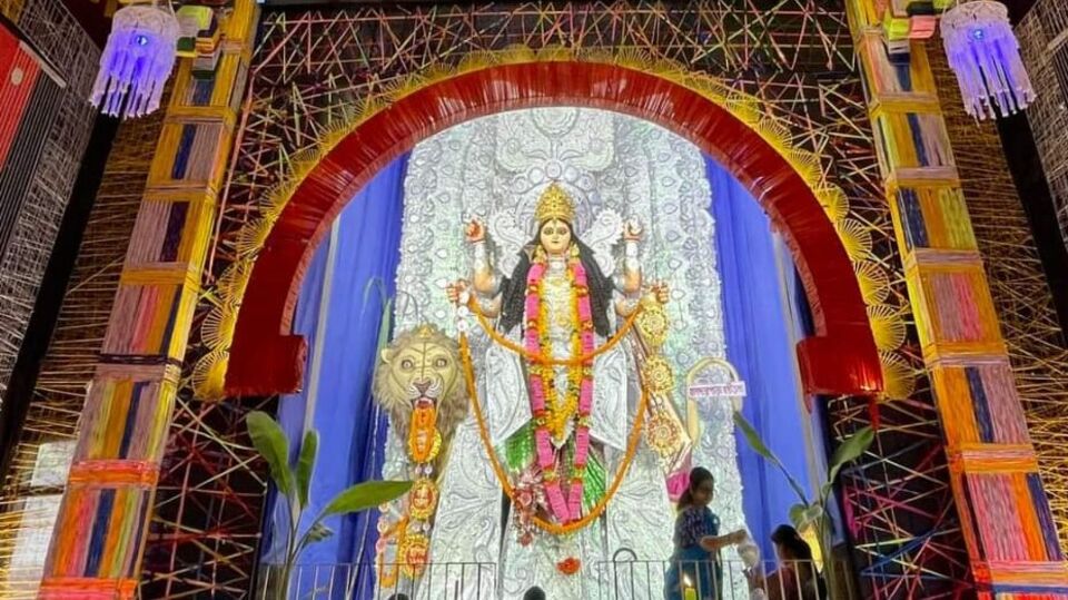 শোনা যায় অসুর দমন করে দেব কূলে অহংকার জন্মেছিল। দেবতারা মনে করেছিলেন মহিষাসুর বধের কৃতিত্ব তাঁদেরই। এই অহংকার দমনে দেবী মহায়ামা জগদ্ধাত্রী রূপে অবতীর্ণ হন। তদেবী মহামায়া একখণ্ড তৃণ দেবতাদের দিকে ছুঁড়ে দেন তাঁদের অহংকার দমন করে তাঁদের শক্তি পরীক্ষা করতে। দেবরাজ ইন্দ্র থেকে অগ্নিদেব, বায়ুদেব কেউই সেই তৃণ দমন করতে পারেননি। ব্যর্থ হন বরুণদেবও। দেবতাদের অহং দমনে এরপর সালঙ্কারা দেবী জগদ্ধাত্রী আবির্ভূত হন, তিনি দেখিয়ে দেন অহংকের কুরূপ।&nbsp;&nbsp;