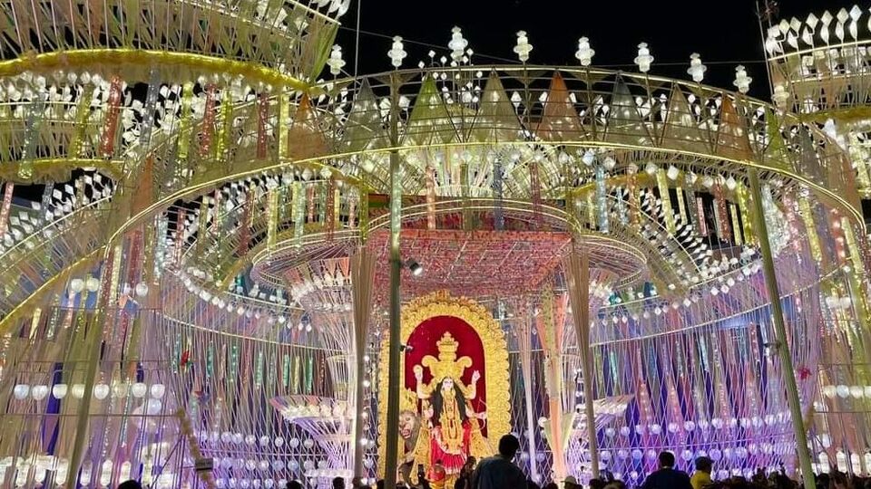 দেবতাদের অহংকারকে হাতি রূপে কল্পনা করা হয়েছিল, পৌরাণিক কাহিনিতে। সংস্কৃতে হাতিকে করী বলা হয়। সেই থেকে হাতি রূপে করীন্দ্রাসুরকে দেবী জগদ্ধাত্রী গমন করেছেন বলে মনে করা হয়। আর সেই কারণেই হাতির মুণ্ড তাঁর মূর্তির নিচে থাকে।&nbsp;