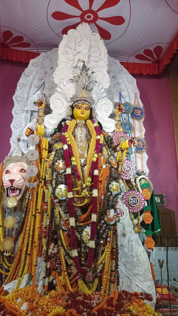 জগদ্ধাত্রী পুজো ঘিরে বিশেষ মাহাত্ম্য থাকে নবমীর পুজোর। নবমীর দিনে জগদ্ধাত্রী দেবীর মূল পুজো করা হয়। বিভিন্ন জায়গায় এই পুজোর আলাদা আলাদা আচার রয়েছে। কার্তিক মাসের শুক্লপক্ষে জগদ্ধাত্রী পুজো হয় নবমী তিথিতে। কথিত রয়েছে, একদা অসুর হাতির রূপ ধারণ করে। তখন সেই হস্তিরূপের অসুর বধ করেন চতুর্ভূজা দেবী জগদ্ধাত্রী।