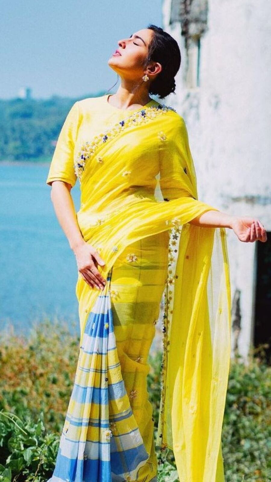 Sara Ali Khan in Saree: বসন্তের আগেই বাসন্তী সাজ! হলুদ শাড়িতে সারাকে দেখে মুগ্ধ অনুরাগীরা