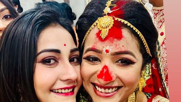 <p>কৌশাম্বির সঙ্গে অর্পিতা </p> <p>কৌশাম্বির সঙ্গে অর্পিতা </p>
