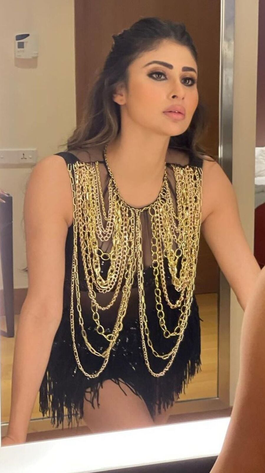 Mouni Roy Photos: ঝাঁঝালো মিরর সেলফি মৌনির, এই ছবিগুলি দেখেছেন