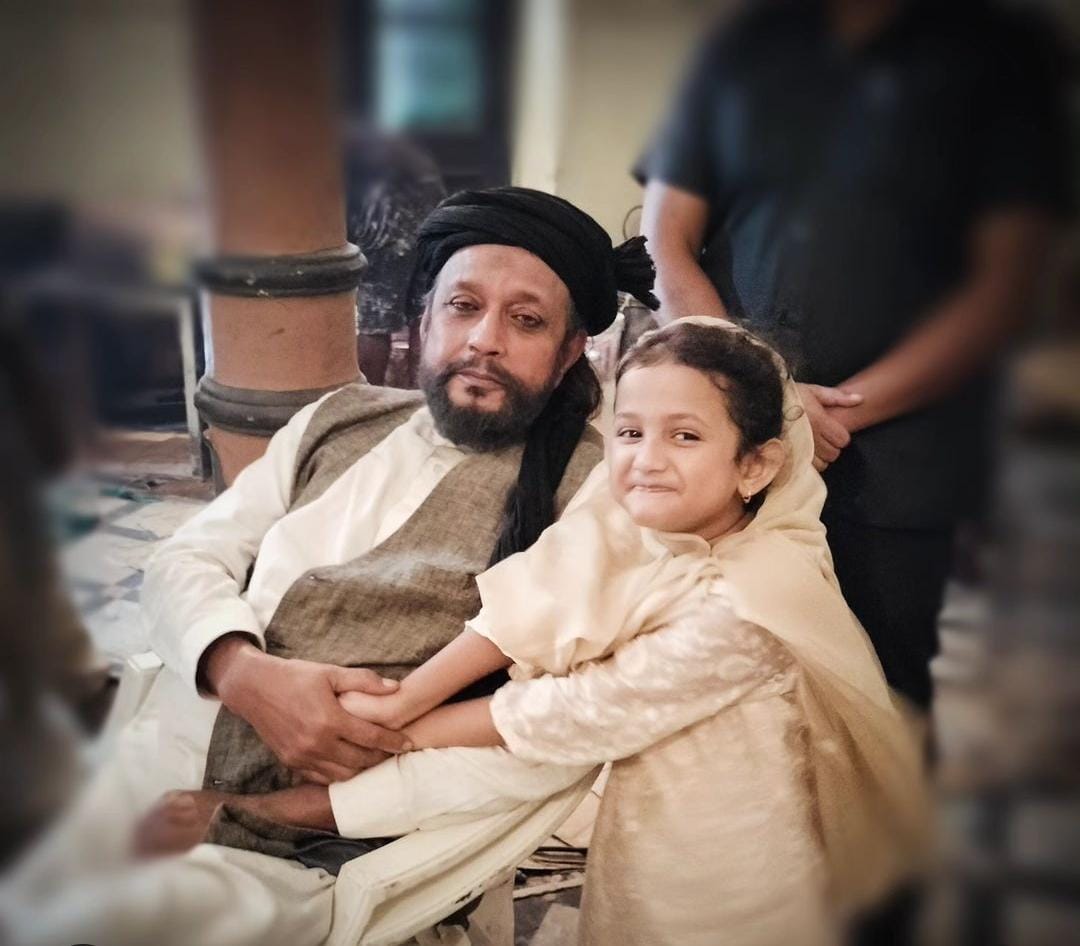 <p>মিঠুন চক্রবর্তীর সঙ্গে অনুমেঘা</p> <p>মিঠুন চক্রবর্তীর সঙ্গে অনুমেঘা</p>