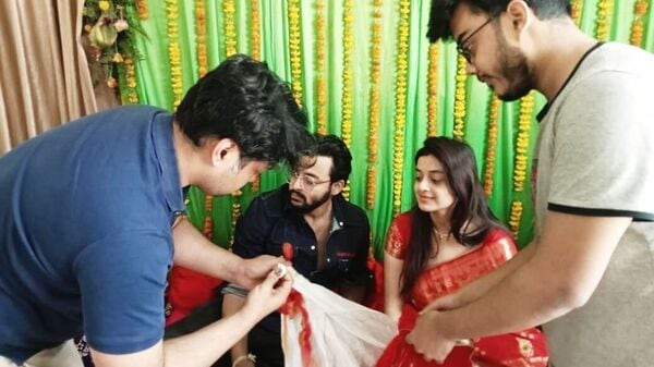 <p>সৌরভ-দর্শনার জোড় খোলা</p> <p>সৌরভ-দর্শনার জোড় খোলা</p>