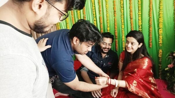 <p>সৌরভ-দর্শনার জোড় খোলা</p> <p>সৌরভ-দর্শনার জোড় খোলা</p>