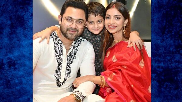 <p>পরিবারের সঙ্গে সোহম</p> <p>পরিবারের সঙ্গে সোহম</p>