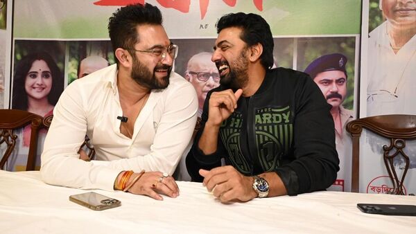 <p>বন্ধু দেবের সঙ্গে সোহম</p> <p>বন্ধু দেবের সঙ্গে সোহম</p>