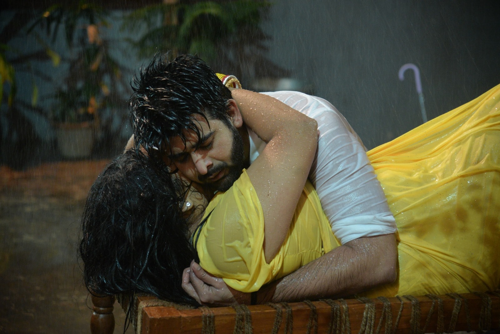 সোহাগ-চাঁদের বৃষ্টিভেজা রোম্যান্স!যৌন আবেদনে রবিনাকে টেক্কা ‘প্লাস সাইজ’ নায়িকার সোহাগ-চাঁদের বৃষ্টিভেজা রোম্যান্স!যৌন আবেদনে রবিনাকে টেক্কা ‘প্লাস সাইজ’ নায়িকার