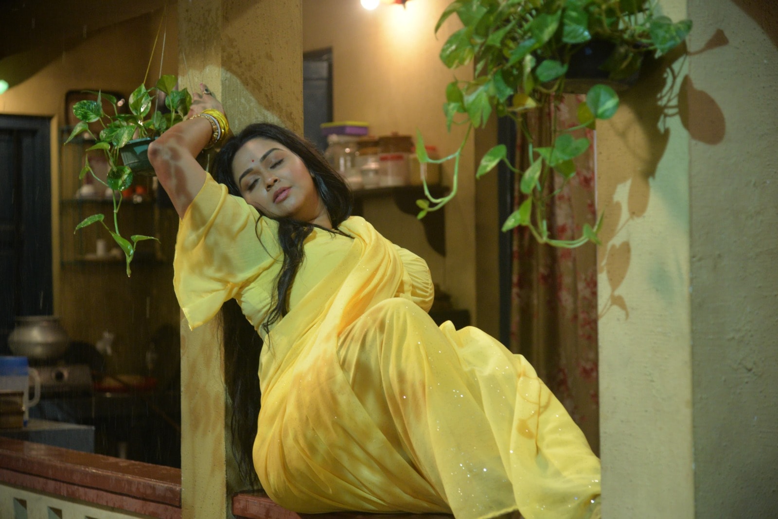 <p>গানের শ্যুটে অন্বেষা </p>
