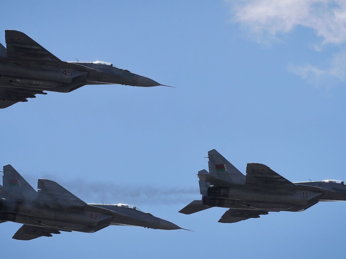 গোয়ার বিমানবন্দরে আচমকাই ফেটে গেল যুদ্ধবিমানের চাকা, বন্ধ রাখা হল রানওয়ে