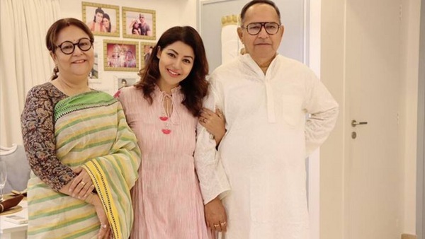 <p>মা-বাবার সঙ্গে দেবিনা</p> <p>মা-বাবার সঙ্গে দেবিনা</p>