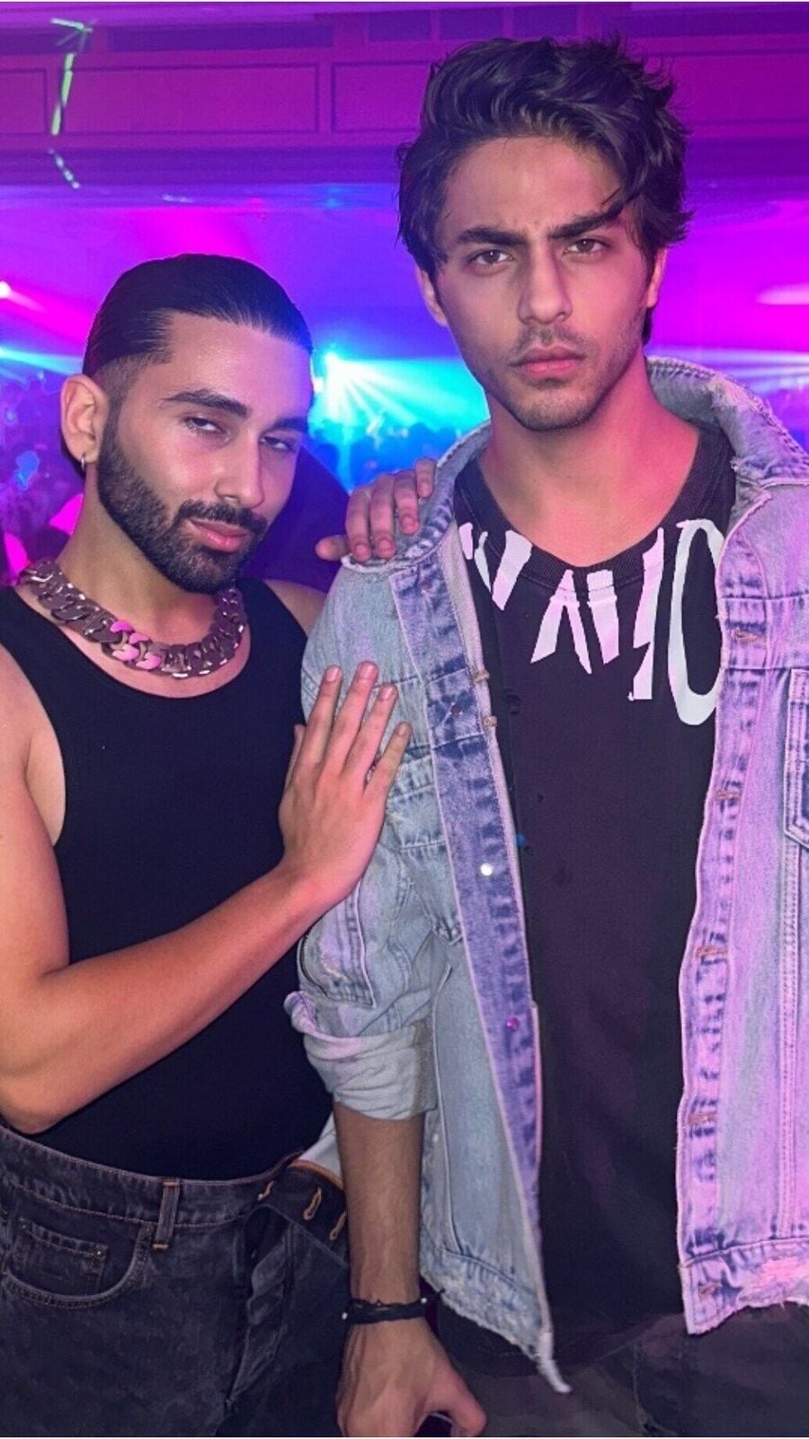 গায়ে হাত রেখে পোজে ভ্রুঁ কোঁচকালেন আরিয়ান, দিশার সঙ্গেও ছবি দিলেন ওরি