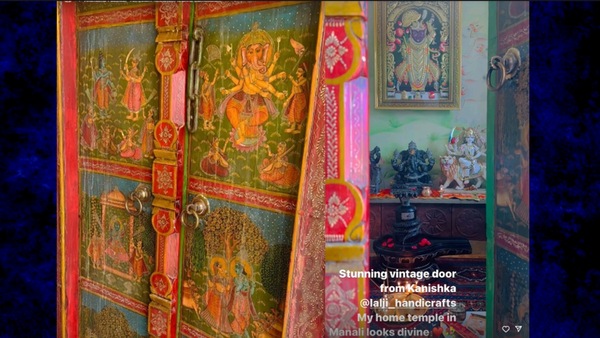 <p>কঙ্গনার বাড়ির মন্দির ও ভিনটেজ দরজা</p> <p>কঙ্গনার বাড়ির মন্দির ও ভিনটেজ দরজা</p>