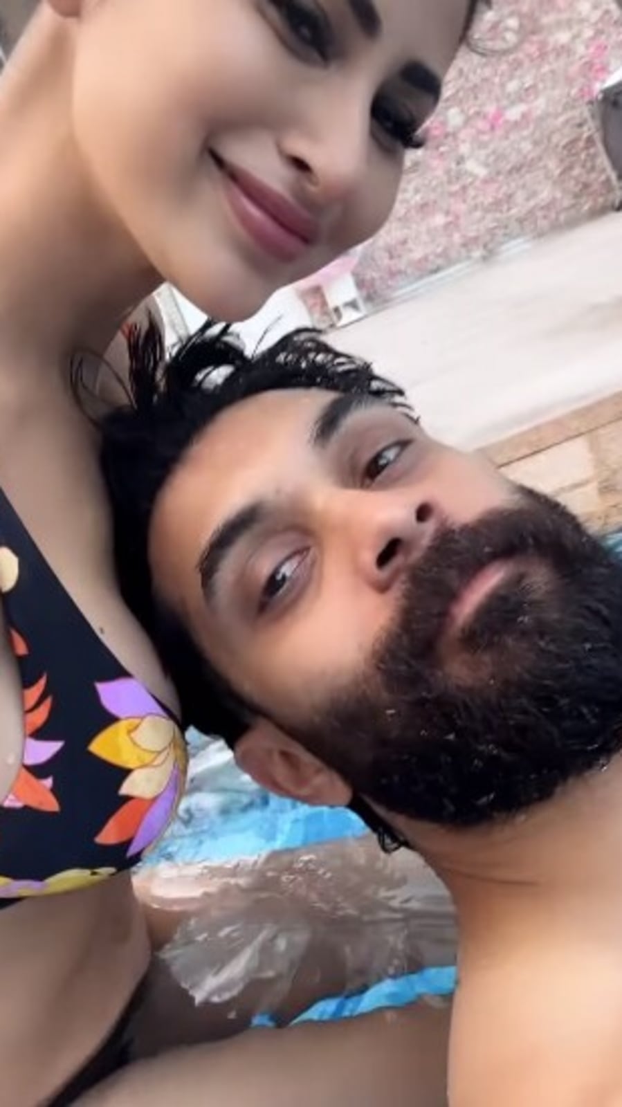 Mouni Roy: পুলে সাঁতার কাটলেন, বরের সঙ্গে রোম্যান্স, বছরের প্রথম দিন আর কী কী করলেন মৌনি