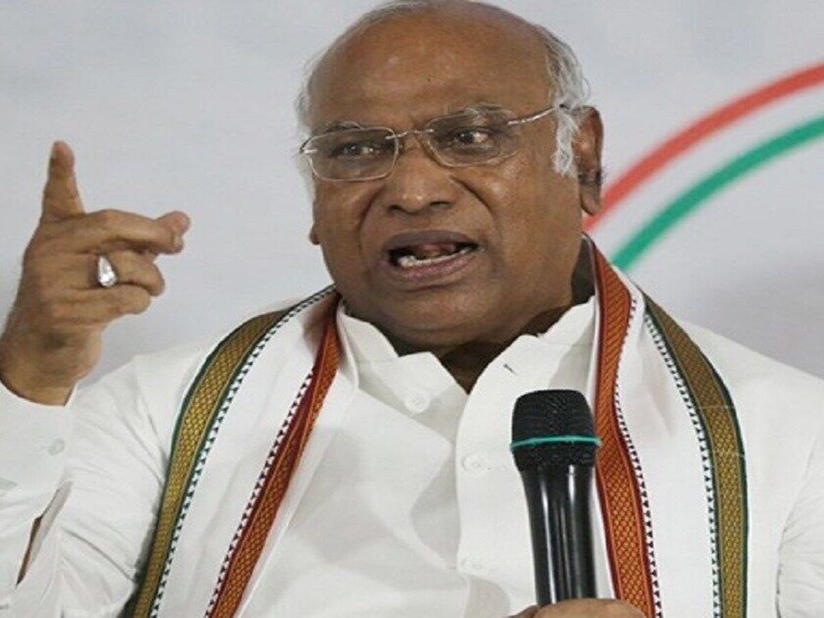 জোট নিয়ে কোনও নেতিবাচক মনোভাব নয়, অধীরের মন্তব্যের পরই খাড়্গের খড়্গহস্ত বার্তা