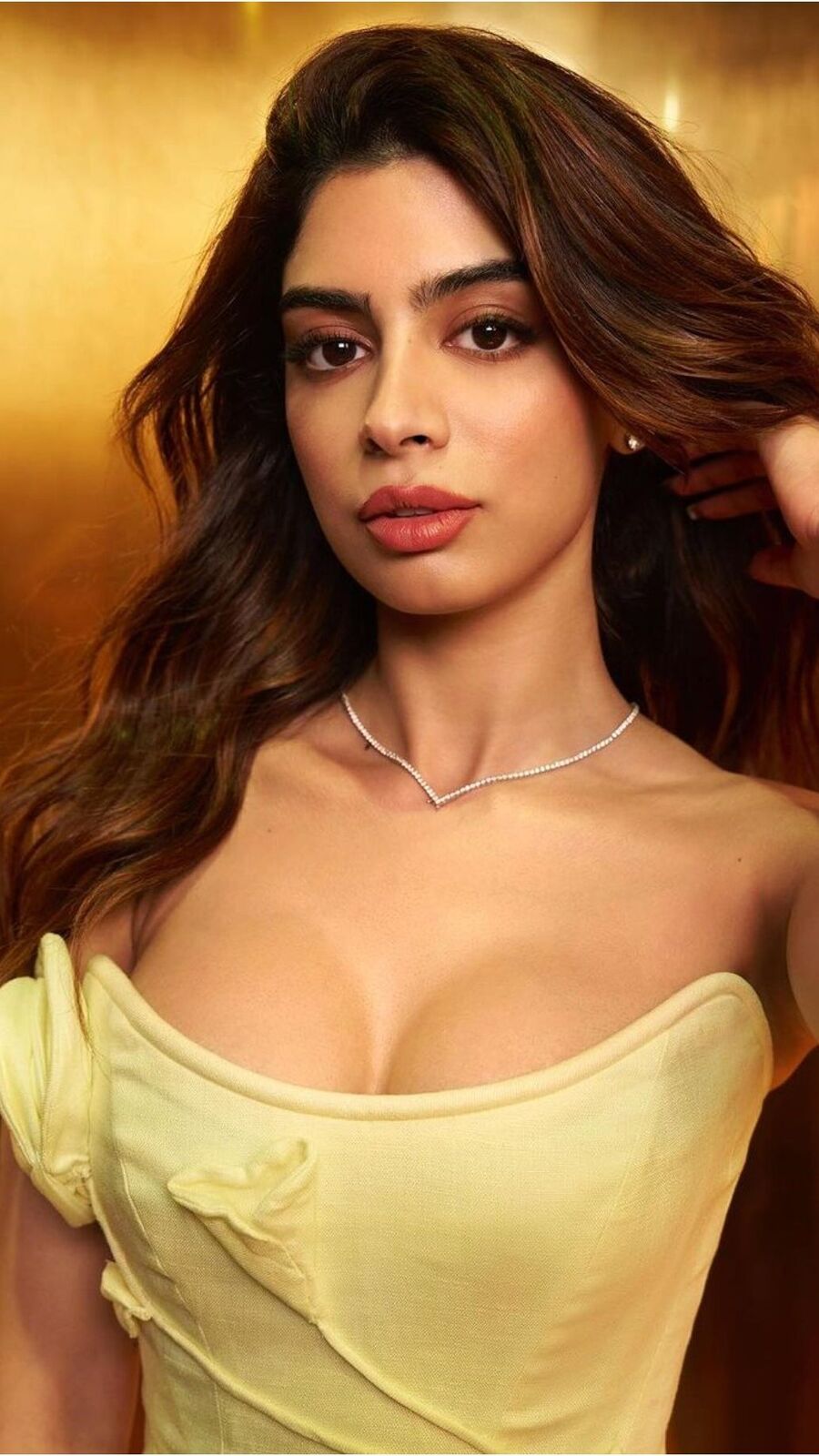 দিদি জাহ্নবীর মতোই ভীষণ স্টাইলিশ খুশি, নায়িকার পরনের এই মিনি ড্রেসের দাম শুনলে চমকে উঠবেন