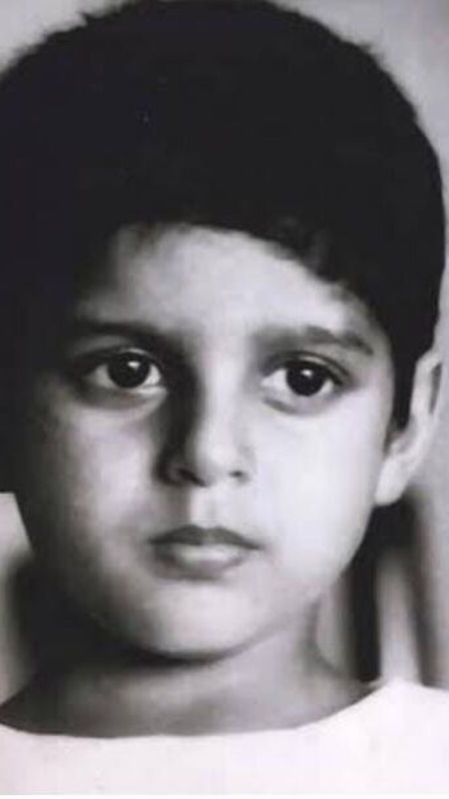 গম্ভীর মুখে দাঁড়িয়ে থাকা একরত্তি আজকের খ্যাতনামা পরিচালক-অভিনেতা, জন্মদিনে তাঁকে চিনতে পারলেন?