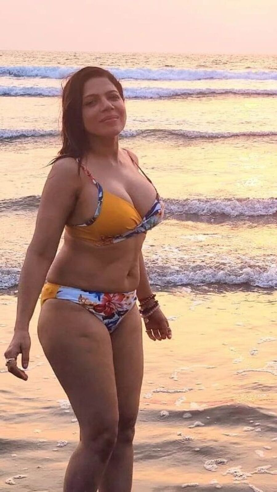 Qizning dumbasi yalangoch