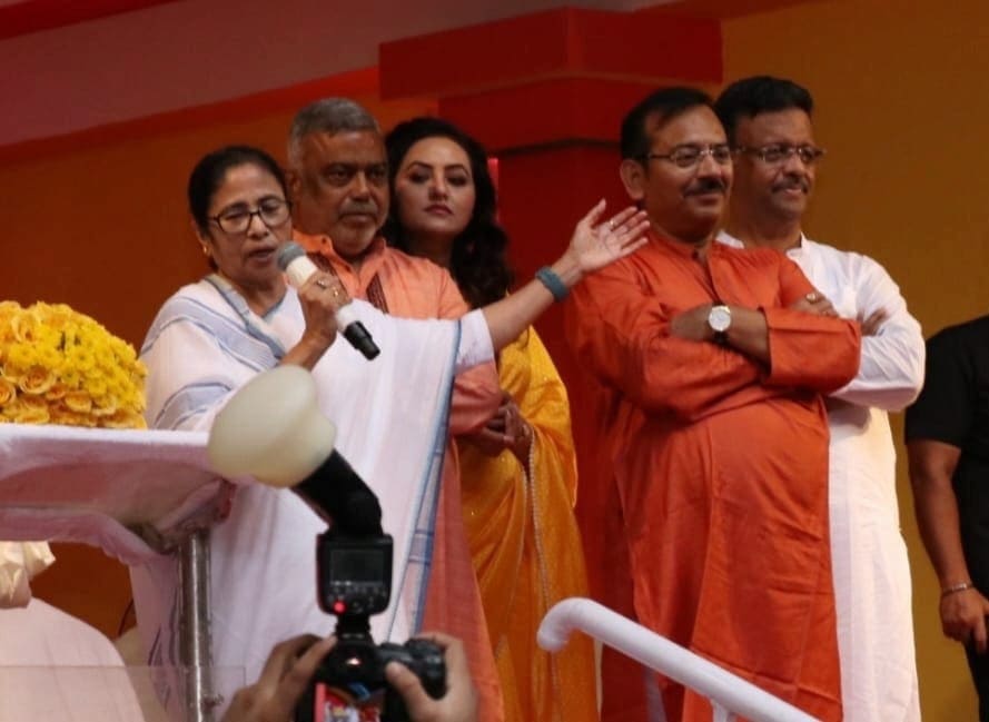 <p>তৃণমূল নেত্রী মমতা বন্দ্যোপাধ্যায়, মন্ত্রী অরূপ বিশ্বাস, ফিরহাদ হাকিম এবং দেবাশিস কুমারের সঙ্গে অনন্যা </p> <p>তৃণমূল নেত্রী মমতা বন্দ্যোপাধ্যায়, মন্ত্রী অরূপ বিশ্বাস, ফিরহাদ হাকিম এবং দেবাশিস কুমারের সঙ্গে অনন্যা </p>